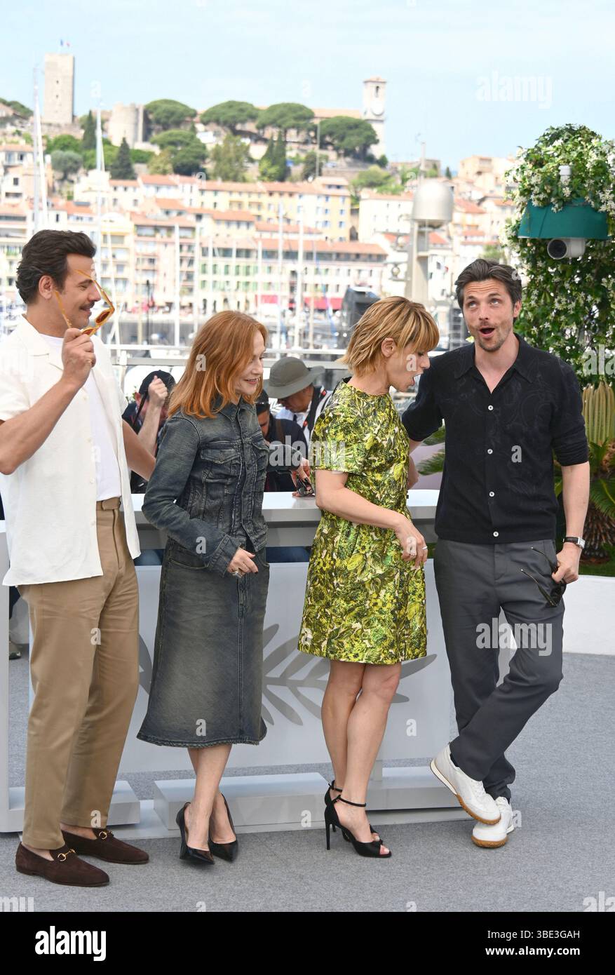 Laurent Lafitte, Isabelle Huppert, Marina Fois, Raphaël Personnaz ...