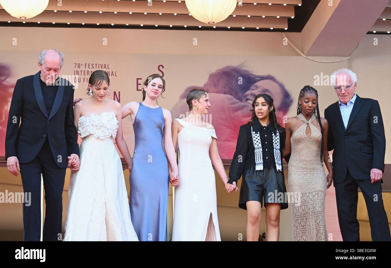 Cast and crew of the film: Jean-Pierre Dardenne, Elsa Houben, Babette Verbeek, Janaïna Halloy, guest, Lucie Laruelle, Luc Dardenne 'Jeunes mères' ('The Young Mother's Home') Cannes Film Festival Screening 78th Cannes Film Festival 23 May 2025 Stock Photo