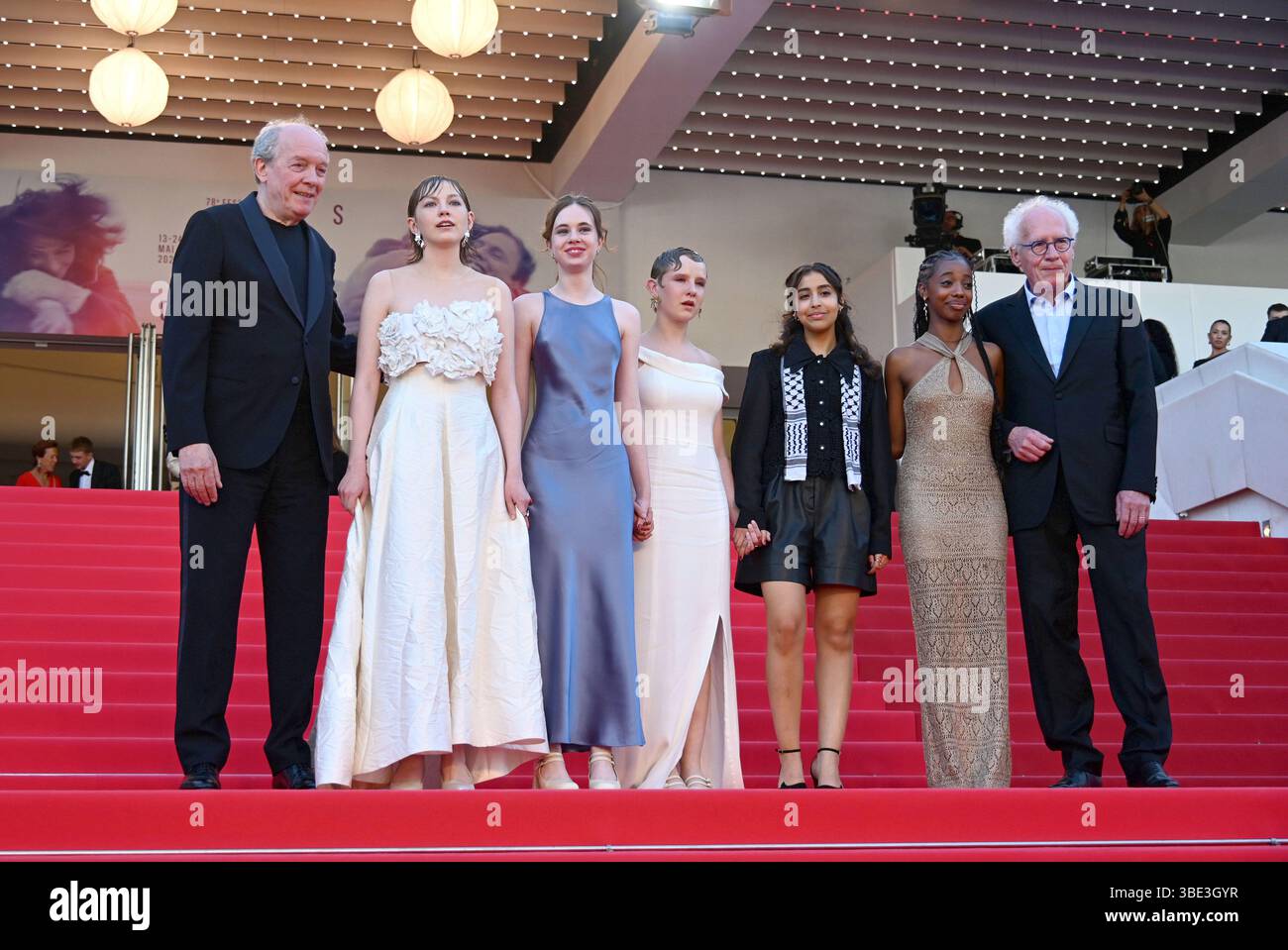 Cast and crew of the film: Jean-Pierre Dardenne, Elsa Houben, Babette Verbeek, Janaïna Halloy, guest, Lucie Laruelle, Luc Dardenne 'Jeunes mères' ('The Young Mother's Home') Cannes Film Festival Screening 78th Cannes Film Festival 23 May 2025 Stock Photo