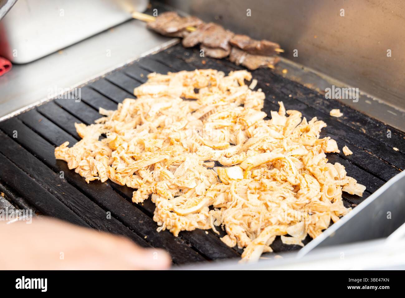 Cooked Trim Roast chicken being cut pieces hi-res stock photography and images - Alamy