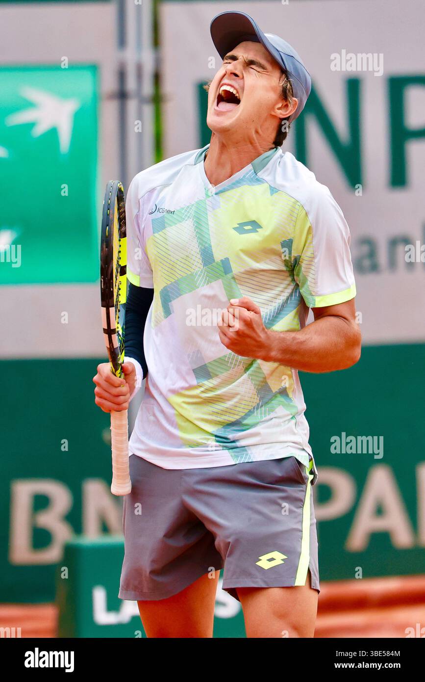 Paris, France. 27th May, 2025. Tennis, Grand Slam, ATP Tour, French Open, Men, Singles, 1st round. Marterer (Germany) - Walton (Australia). Adam Walton celebrates. Credit: Frank Molter/dpa/Alamy Live News Stock Photo