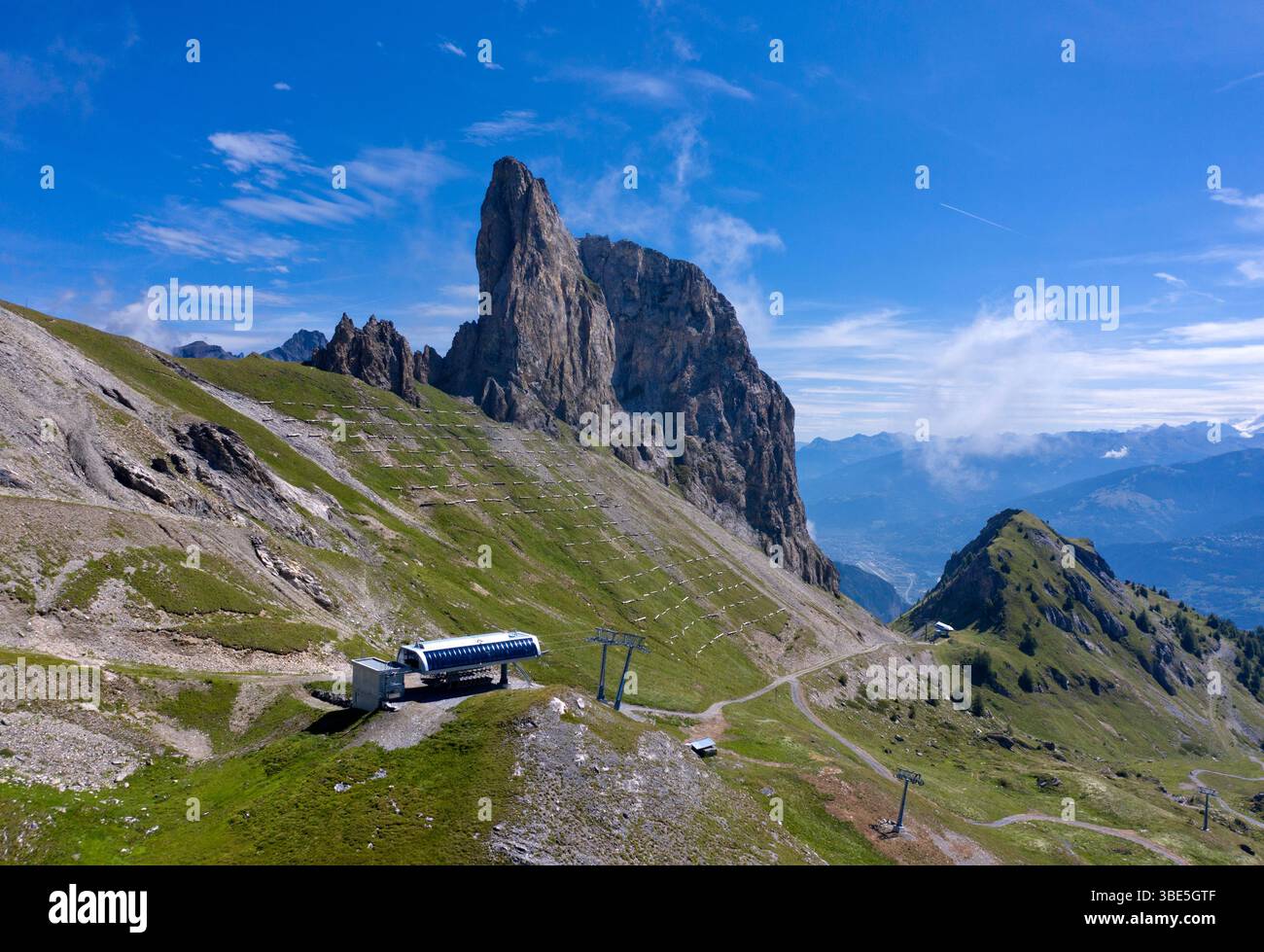 Six person lift hi-res stock photography and images - Alamy