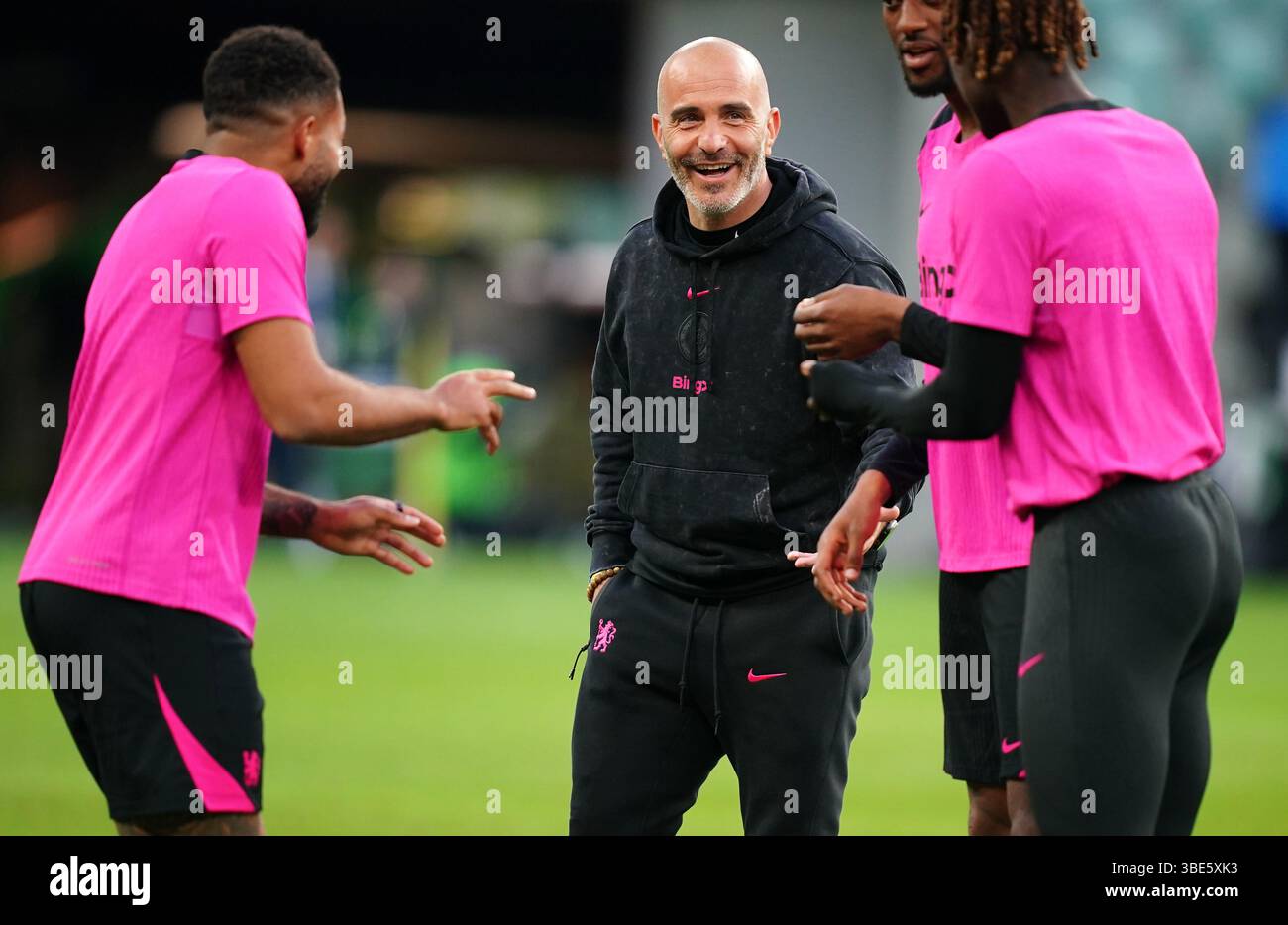 Chelsea manager Enzo Maresca (centre) speaks with players during a ...