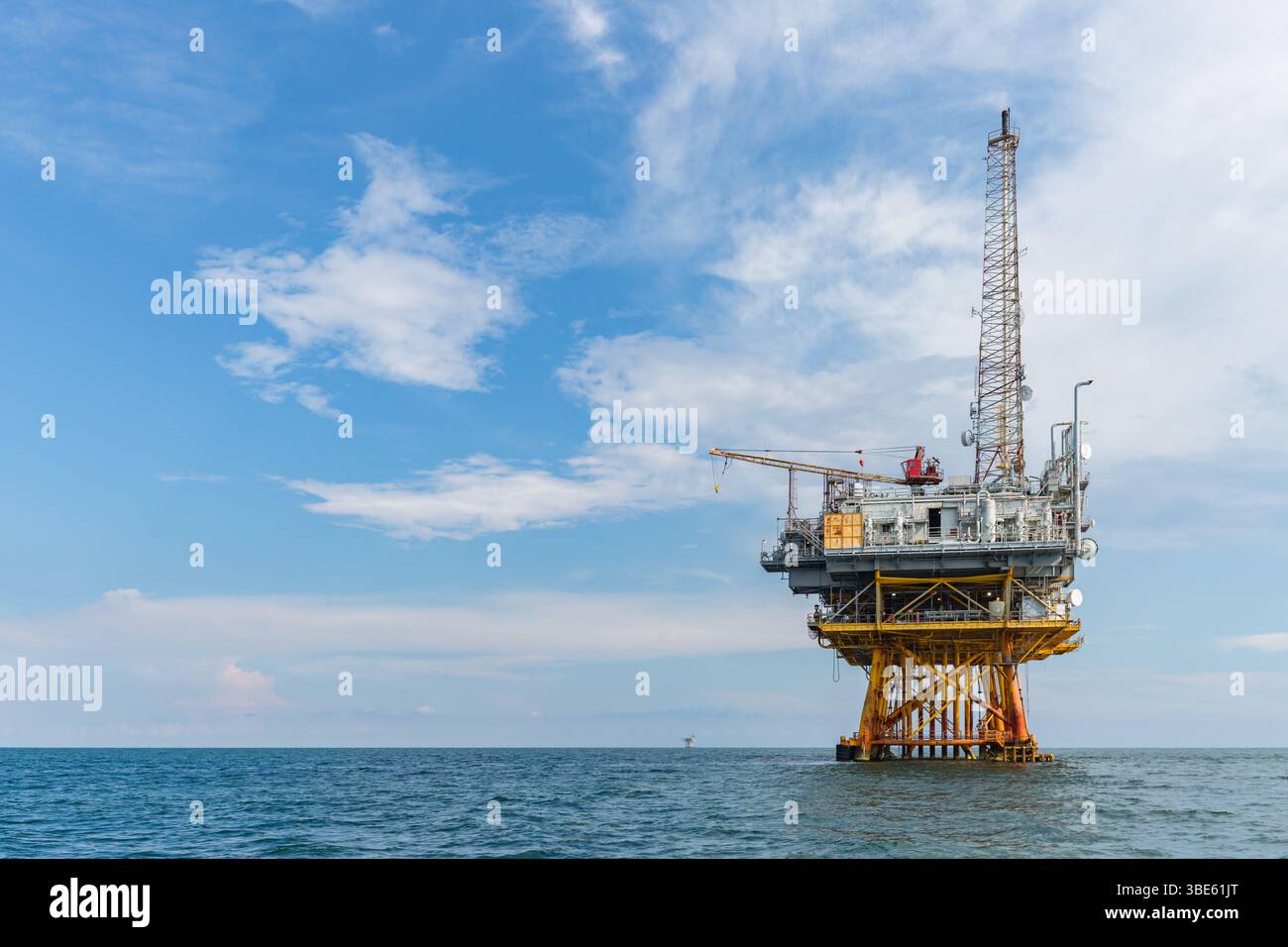 Offshore petroleum drilling rig in the Gulf of Mexico Stock Photo - Alamy