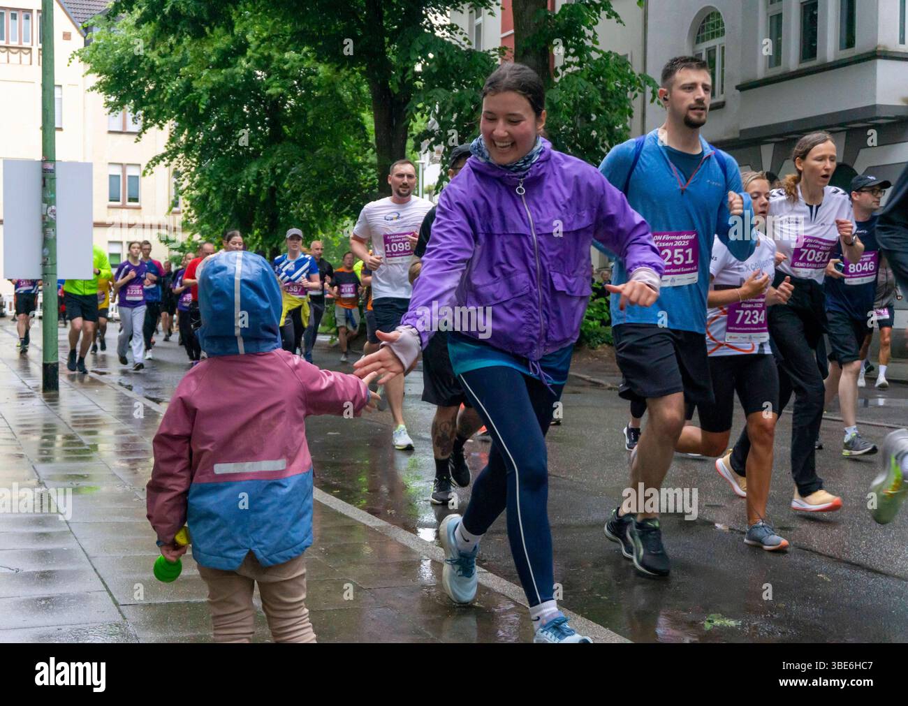 Der Essener Firmenlauf, traditioneller Lauf, 5 KM Laufstrecke durch den Stadtteil Rüttenscheid, mit vielen Zuschauern, über 14.000 Teilnehmer in 3 Laufwellen, Großveranstaltung, Essen, NRW, Deutschland, Firmenlauf *** The Essen company run, traditional run, 5 KM running course through the Rüttenscheid district, with many spectators, over 14,000 participants in 3 running waves, major event, Essen, NRW, Germany, company run Stock Photo