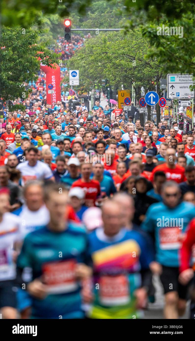 The Essen Company Run, a traditional 5 km run through the Rüttenscheid district, with many spectators, over 14,000 participants in 3 waves, major even Stock Photo