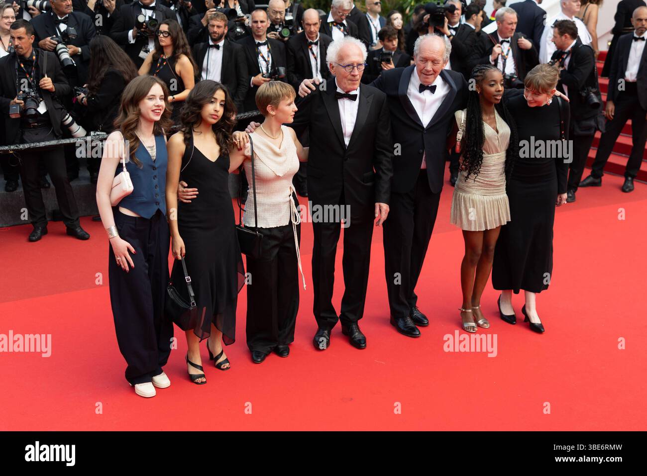 78. Internationalen Filmfestspiele von Cannes 2025 - Abschlusszeremonie Cannes, Frankreich - 24.5.2024: Elsa Houben, Lucie Laruelle, Luc Dardenne, Jean-Pierre Dardenne, JanaÃna Halloy, Samia Hilmi, Babette Verbeek während des Roten Teppichs während der Abschlusszeremonie während der 78. Internationalen Filmfestspiele von Cannes. Die 78. Internationalen Filmfestspiele von Cannes finden vom 13. bis 24. Mai 2025 statt. Provence-Alpes-Cote d Azur Stock Photo