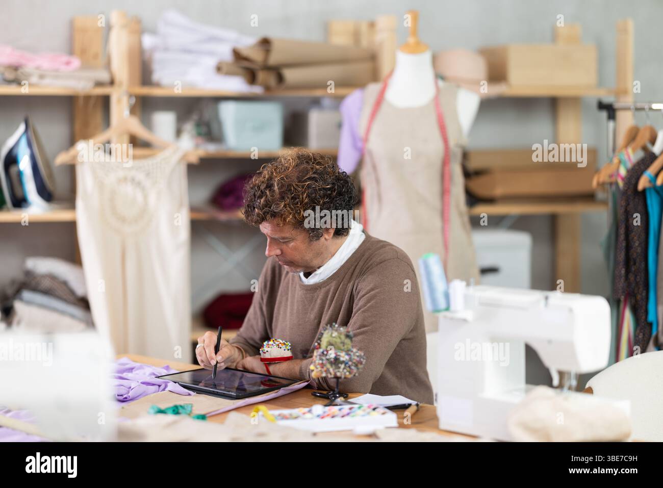 Man tailor makes pattern using tablet Stock Photo