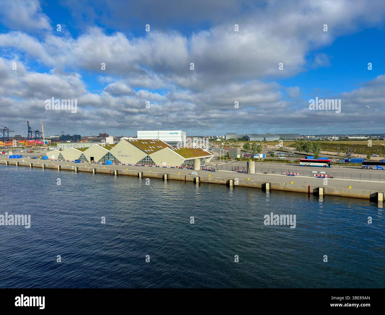 Kopenhagener Kreuzfahrtterminal Oceankaj mit moderner Architektur am Hafen, Dänemark - Smartphone Captured Stock Image