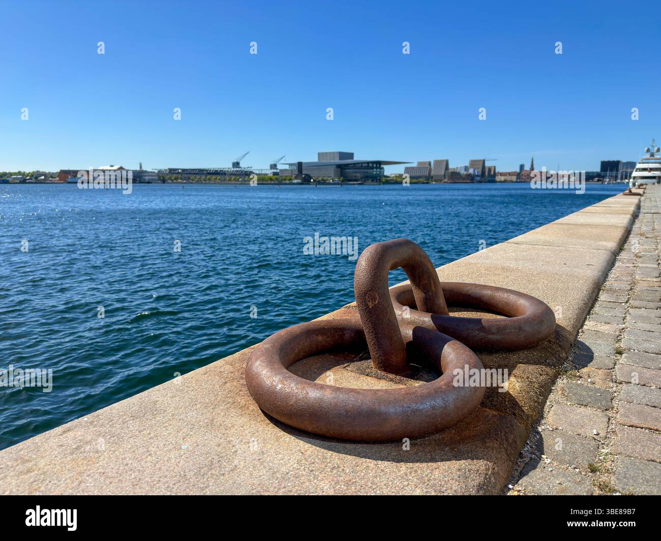 Mooring-Ring am Kai mit Blick auf die Oper von Kopenhagen, Dänemark - Smartphone Captured Stock Image