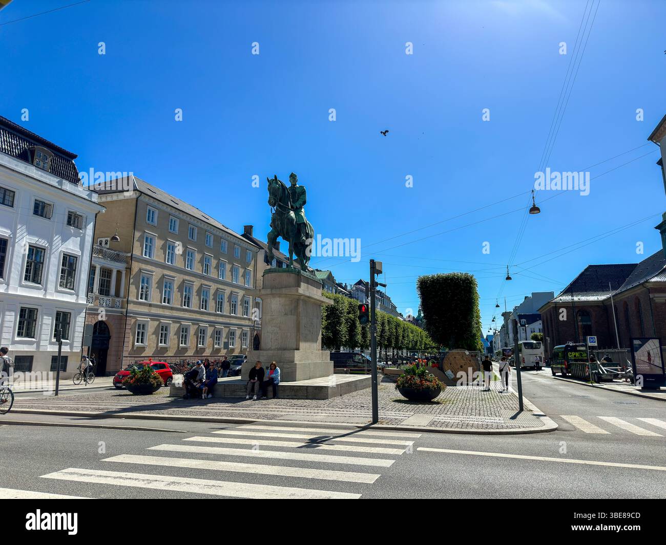 Reiterstatue von König Frederik VII. am Christiansborg Slotsplads in Kopenhagen, Dänemark - Smartphone Captured Stock Image