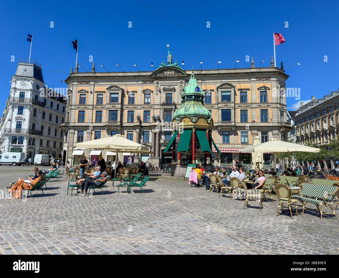 Sommerliches Straßencafé am Kongens Nytorv mit historischem Kiosk und Hotel d’Angleterre in Kopenhagen, Dänemark - Smartphone Captured Stock Image