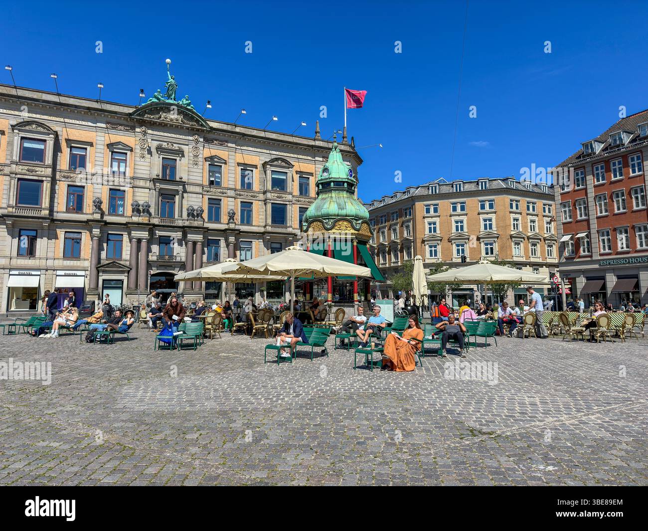 Sommerliches Straßencafé am Kongens Nytorv mit historischem Kiosk und Hotel d’Angleterre in Kopenhagen, Dänemark - Smartphone Captured Stock Image
