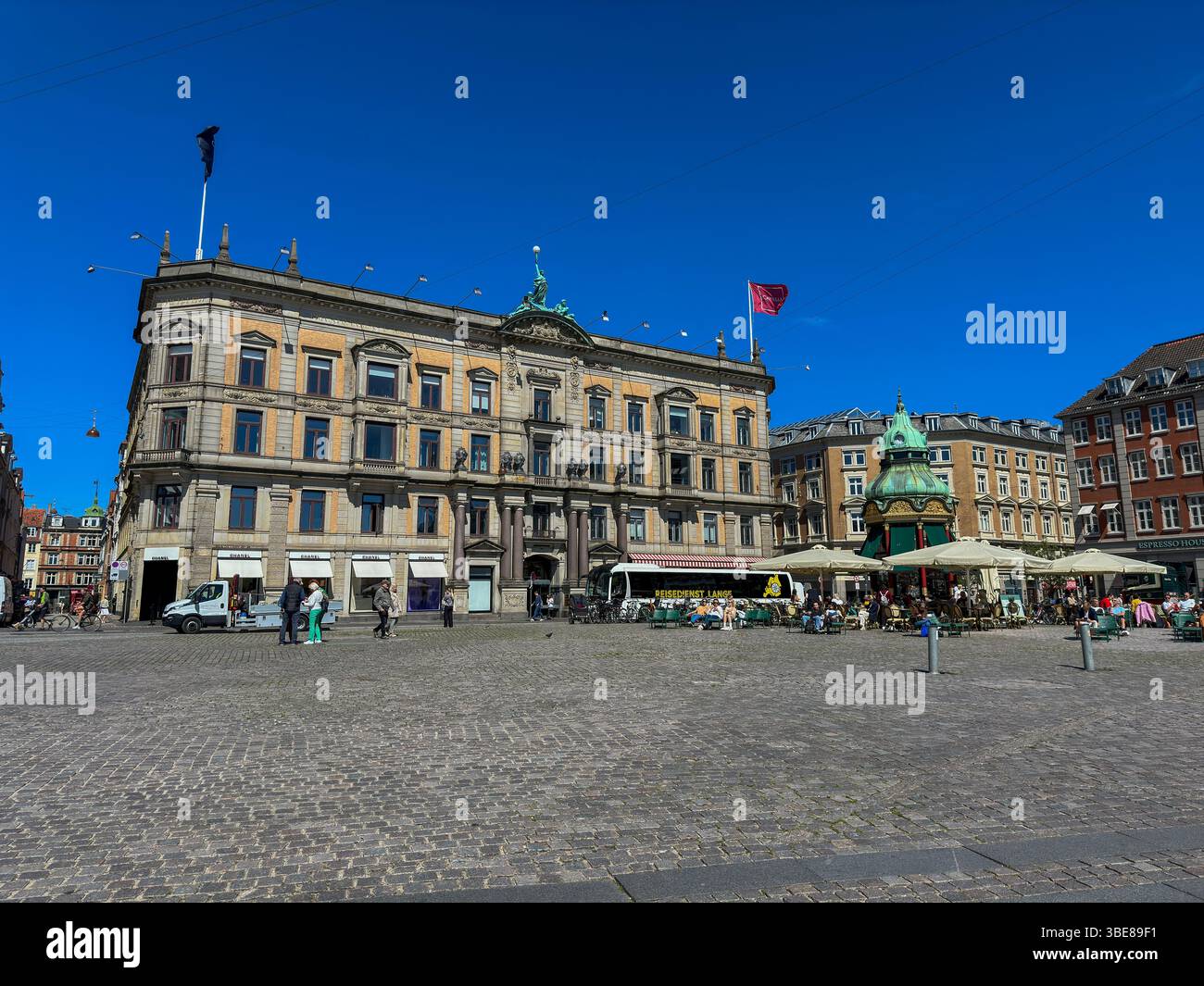 Sommerliches Straßencafé am Kongens Nytorv mit historischem Kiosk und Hotel d’Angleterre in Kopenhagen, Dänemark - Smartphone Captured Stock Image