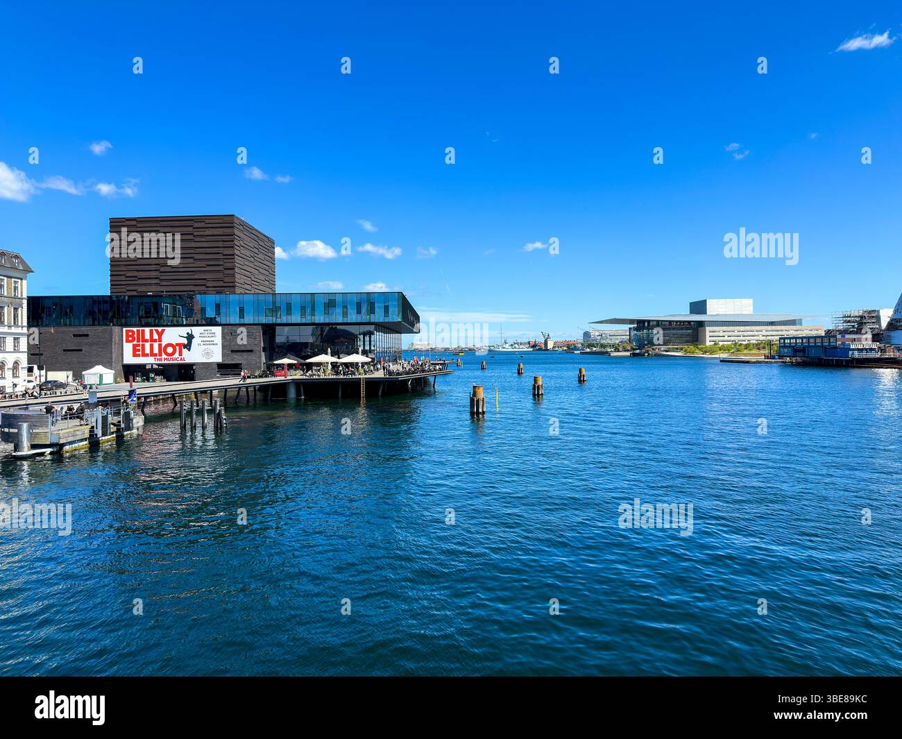 Blick auf den Christianshavns Kanal und moderne Architektur in Kopenhagen, Dänemark - Smartphone Captured Stock Image