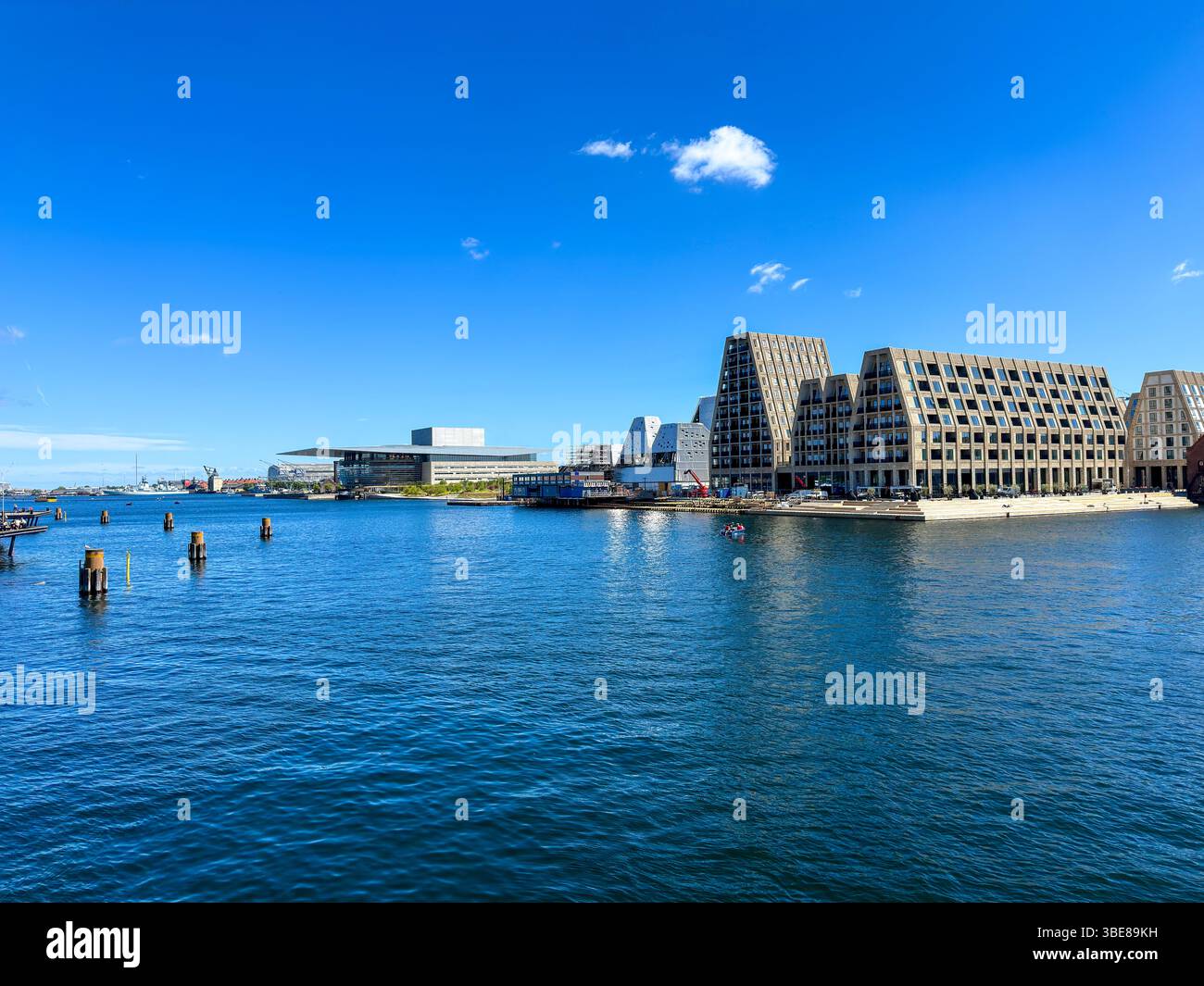 Blick auf den Christianshavns Kanal und moderne Architektur in Kopenhagen, Dänemark - Smartphone Captured Stock Image