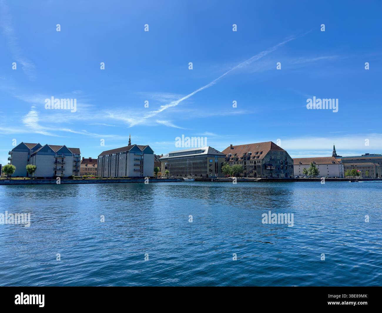 Blick auf den Christianshavns Kanal und moderne Architektur in Kopenhagen, Dänemark - Smartphone Captured Stock Image