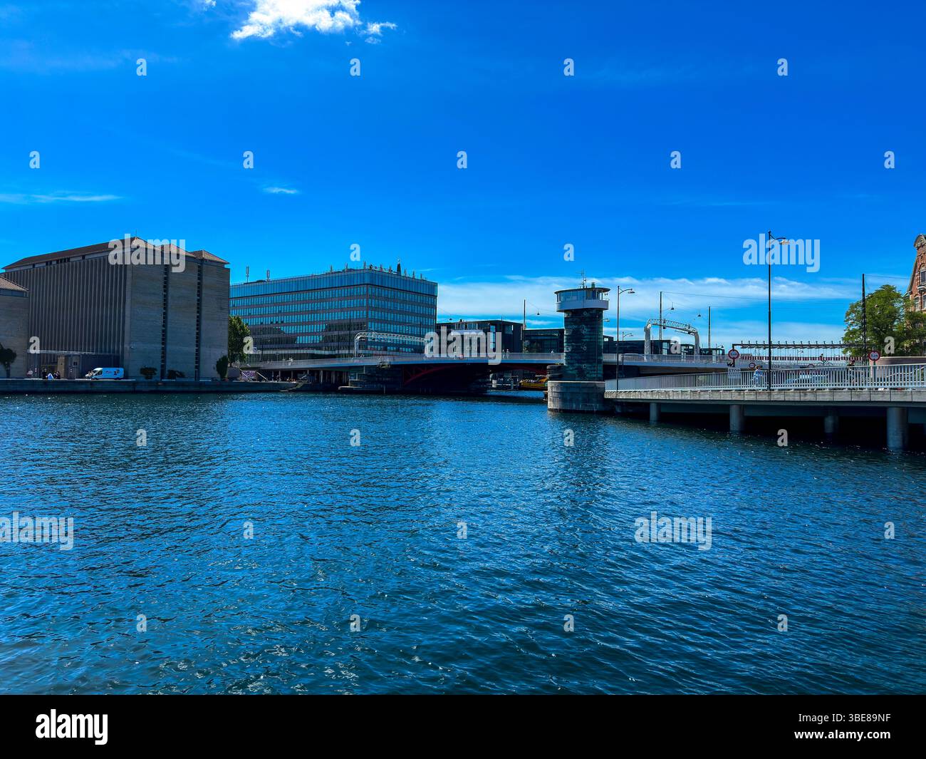 Blick auf den Christianshavns Kanal und moderne Architektur in Kopenhagen, Dänemark - Smartphone Captured Stock Image