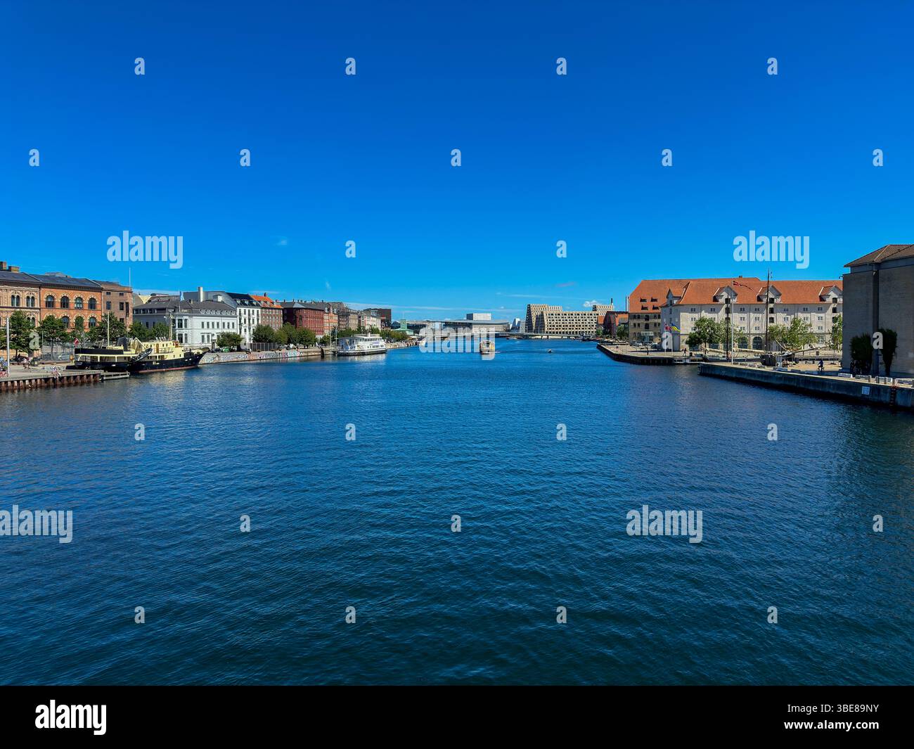 Blick auf den Christianshavns Kanal und moderne Architektur in Kopenhagen, Dänemark - Smartphone Captured Stock Image