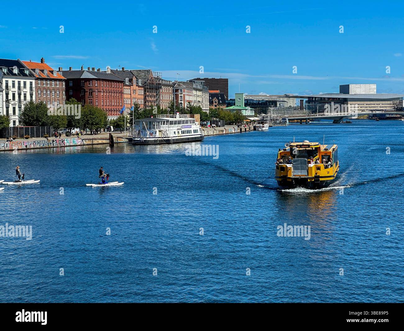 Blick auf den Christianshavns Kanal und moderne Architektur in Kopenhagen, Dänemark - Smartphone Captured Stock Image