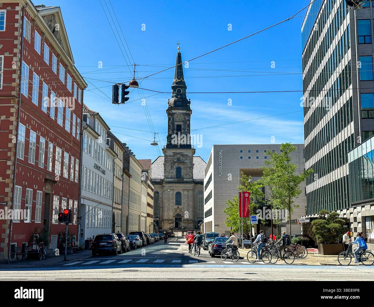 Sankt-Petri-Kirche und moderne Architektur im Zentrum von Kopenhagen, Dänemark - Smartphone Captured Stock Image