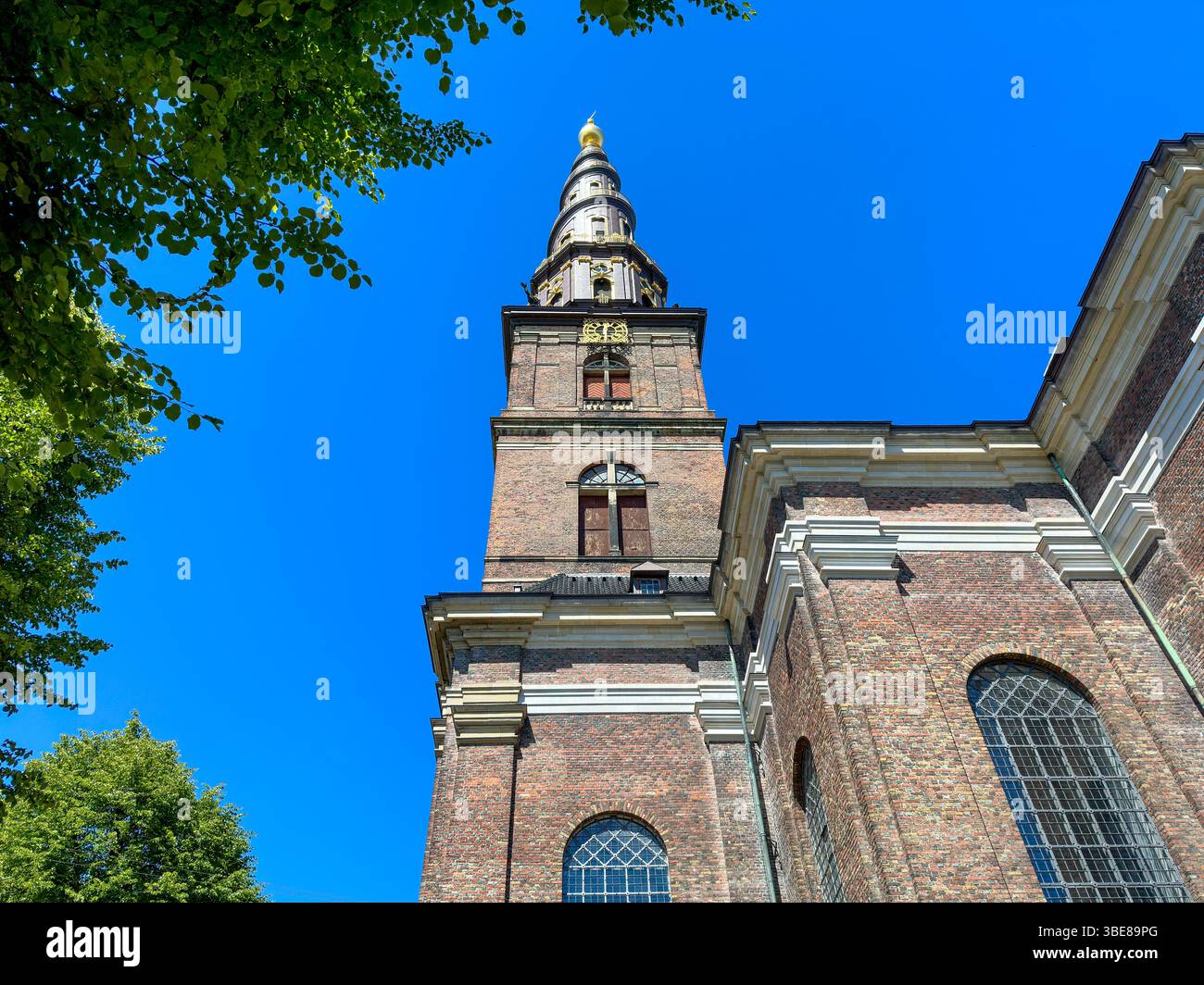 Turmspitze der Erlöserkirche mit goldener Christusstatue in Kopenhagen, Dänemark - Smartphone Captured Stock Image