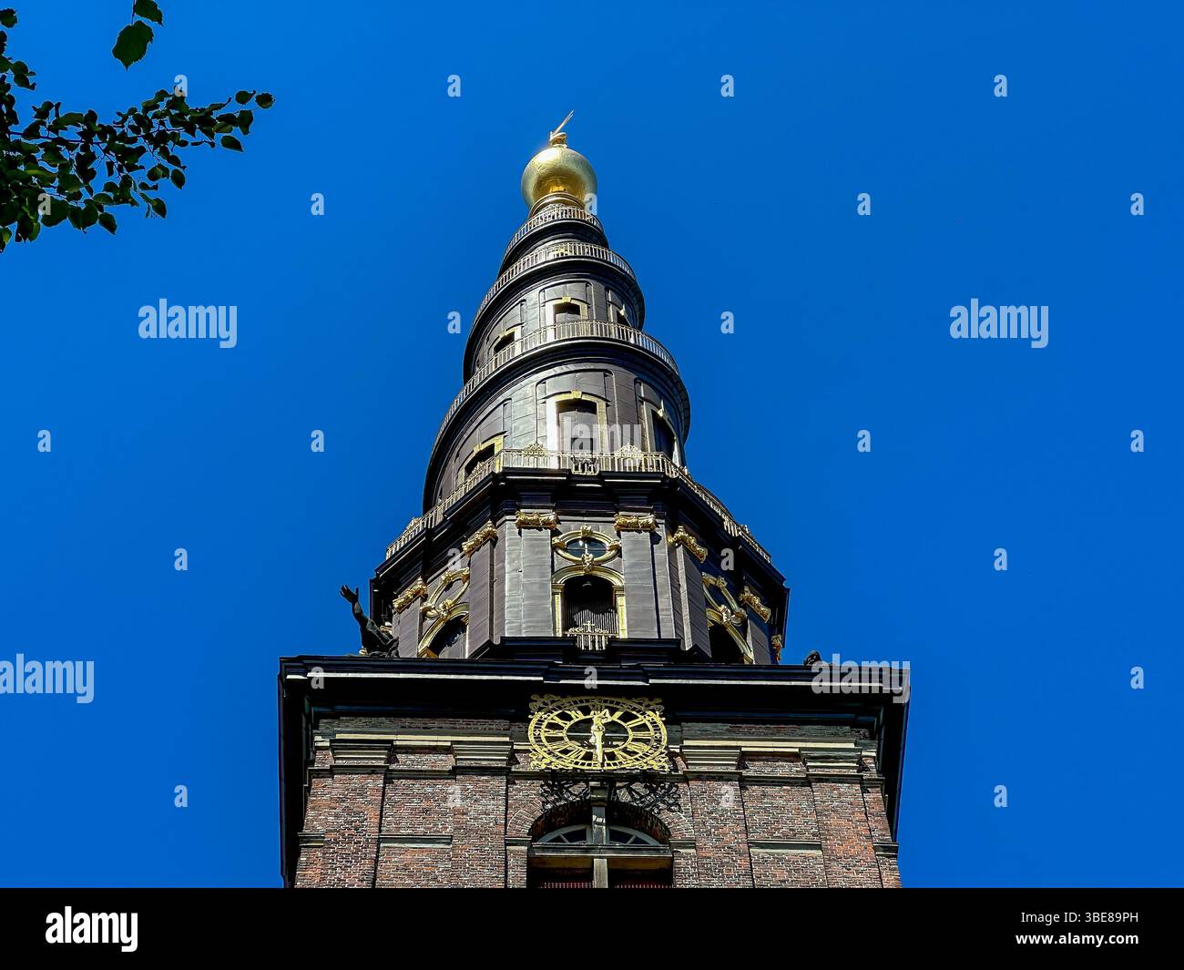 Turmspitze der Erlöserkirche mit goldener Christusstatue in Kopenhagen, Dänemark - Smartphone Captured Stock Image