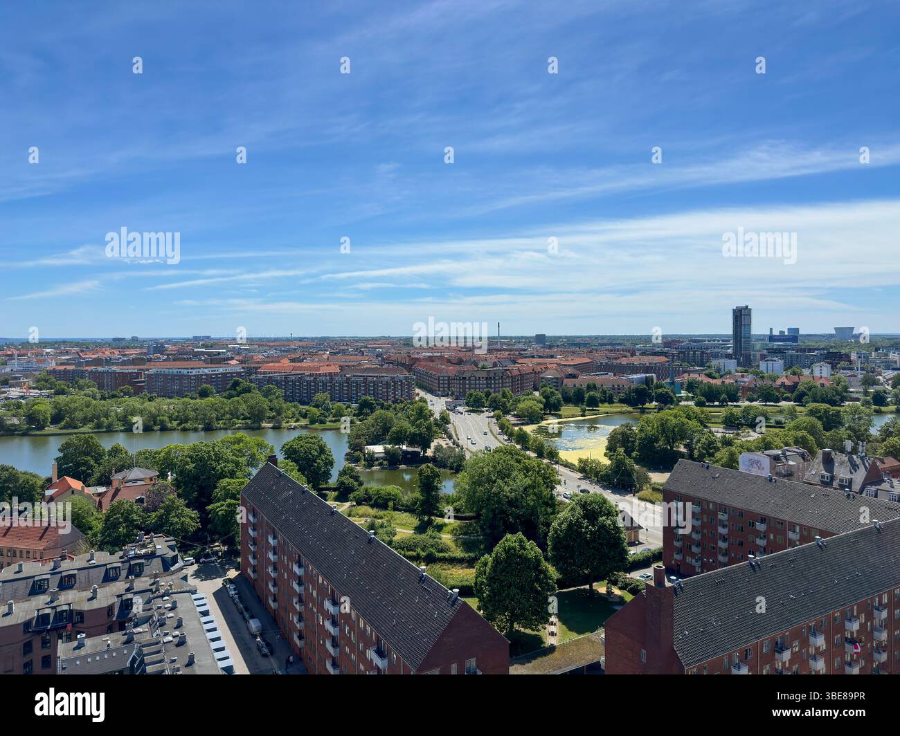 Panoramablick auf die Seen und moderne Skyline von Kopenhagen an einem Sommertag - Smartphone Captured Stock Image