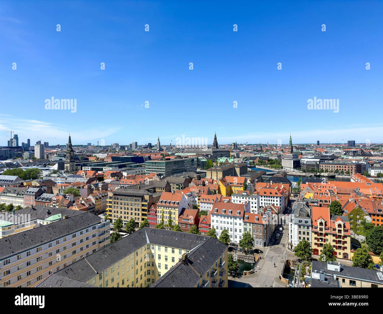 Panoramablick auf die Seen und moderne Skyline von Kopenhagen an einem Sommertag - Smartphone Captured Stock Image