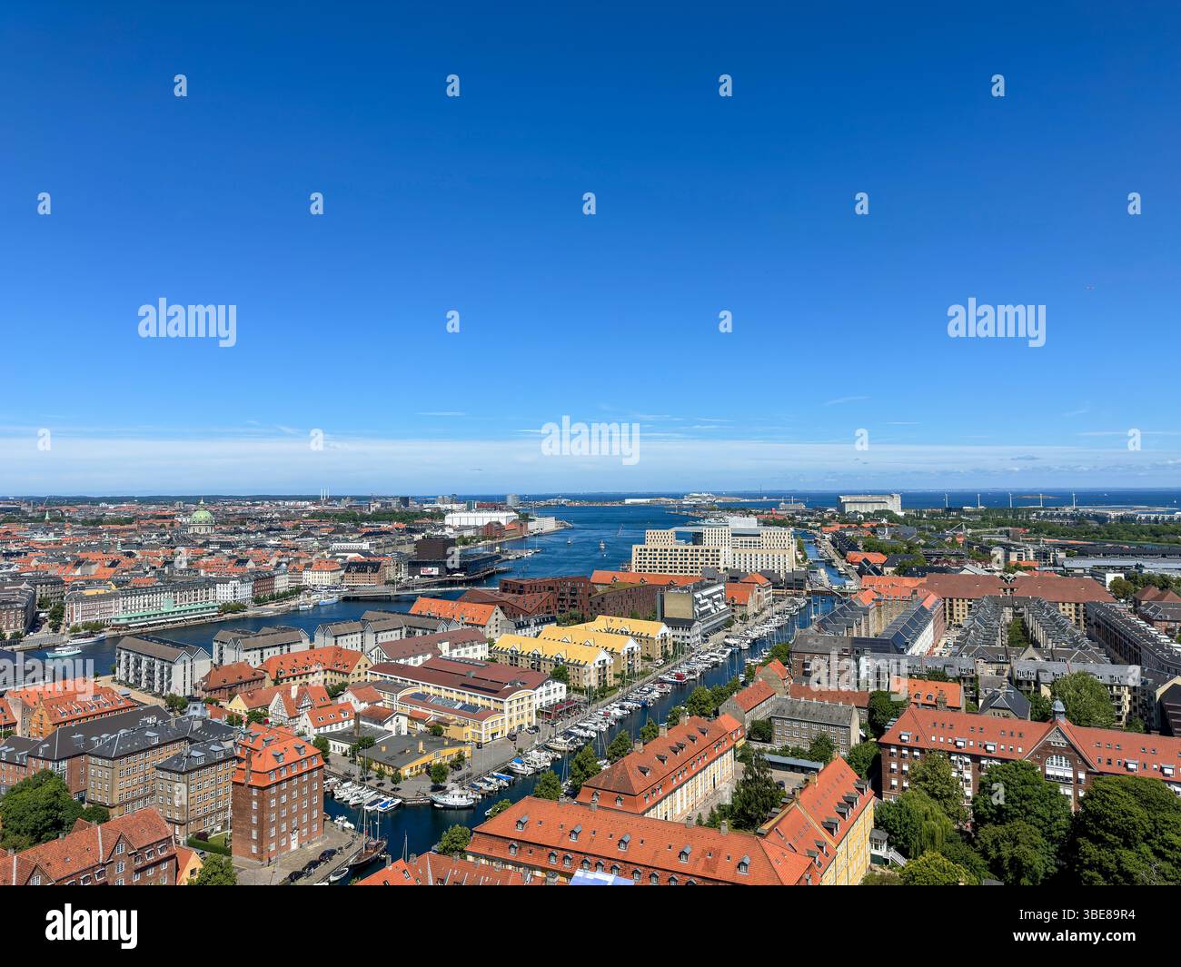Panoramablick auf die Seen und moderne Skyline von Kopenhagen an einem Sommertag - Smartphone Captured Stock Image
