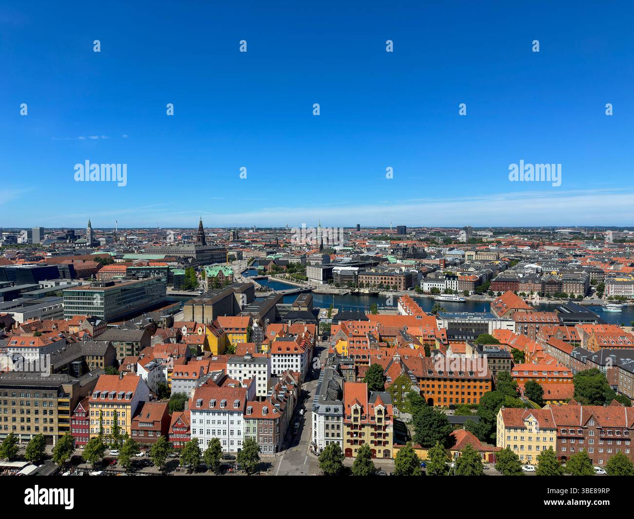 Panoramablick auf die Seen und moderne Skyline von Kopenhagen an einem Sommertag - Smartphone Captured Stock Image