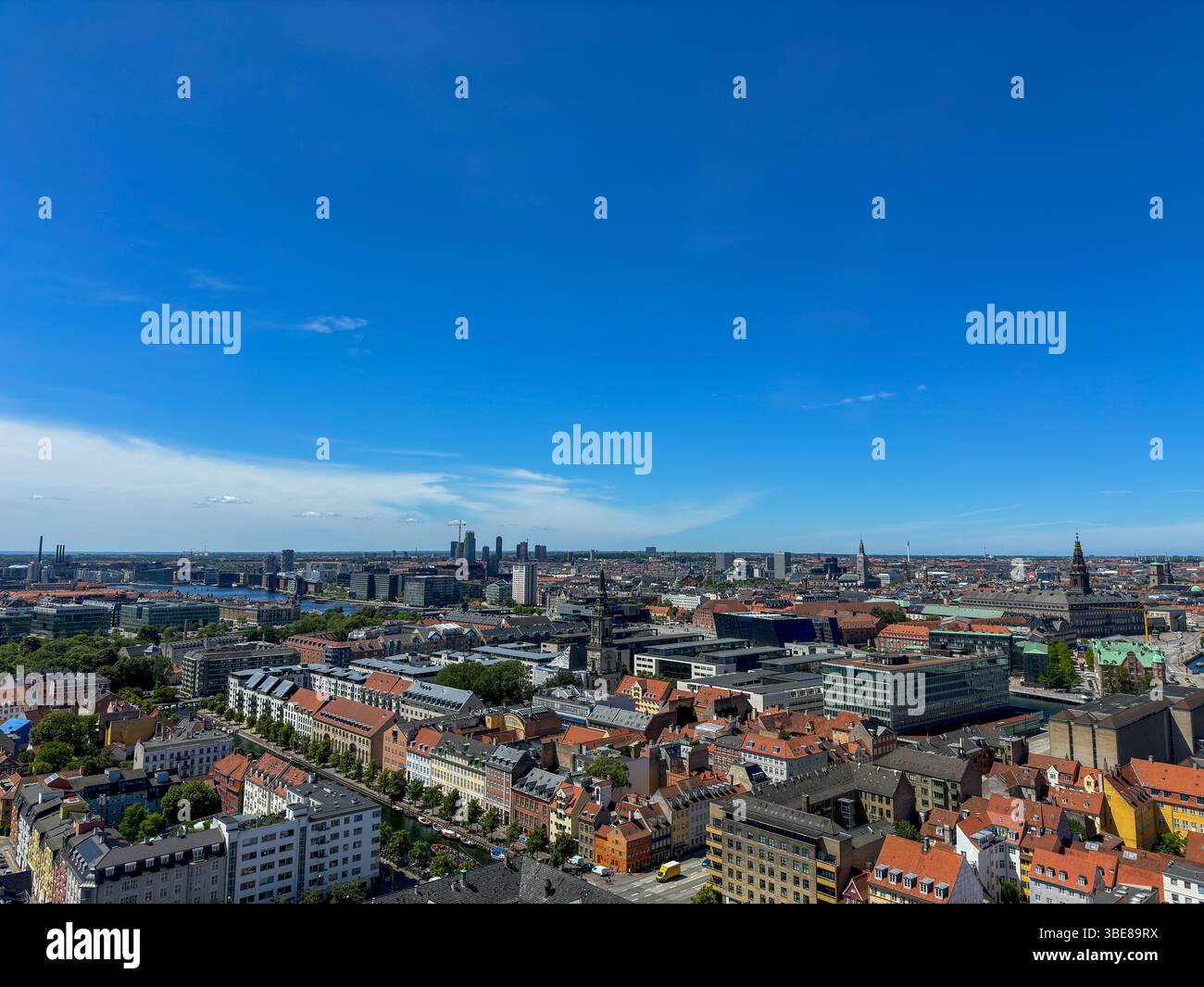 Panoramablick auf die Seen und moderne Skyline von Kopenhagen an einem Sommertag - Smartphone Captured Stock Image