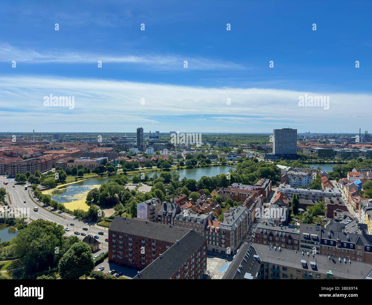 Panoramablick auf die Seen und moderne Skyline von Kopenhagen an einem Sommertag - Smartphone Captured Stock Image
