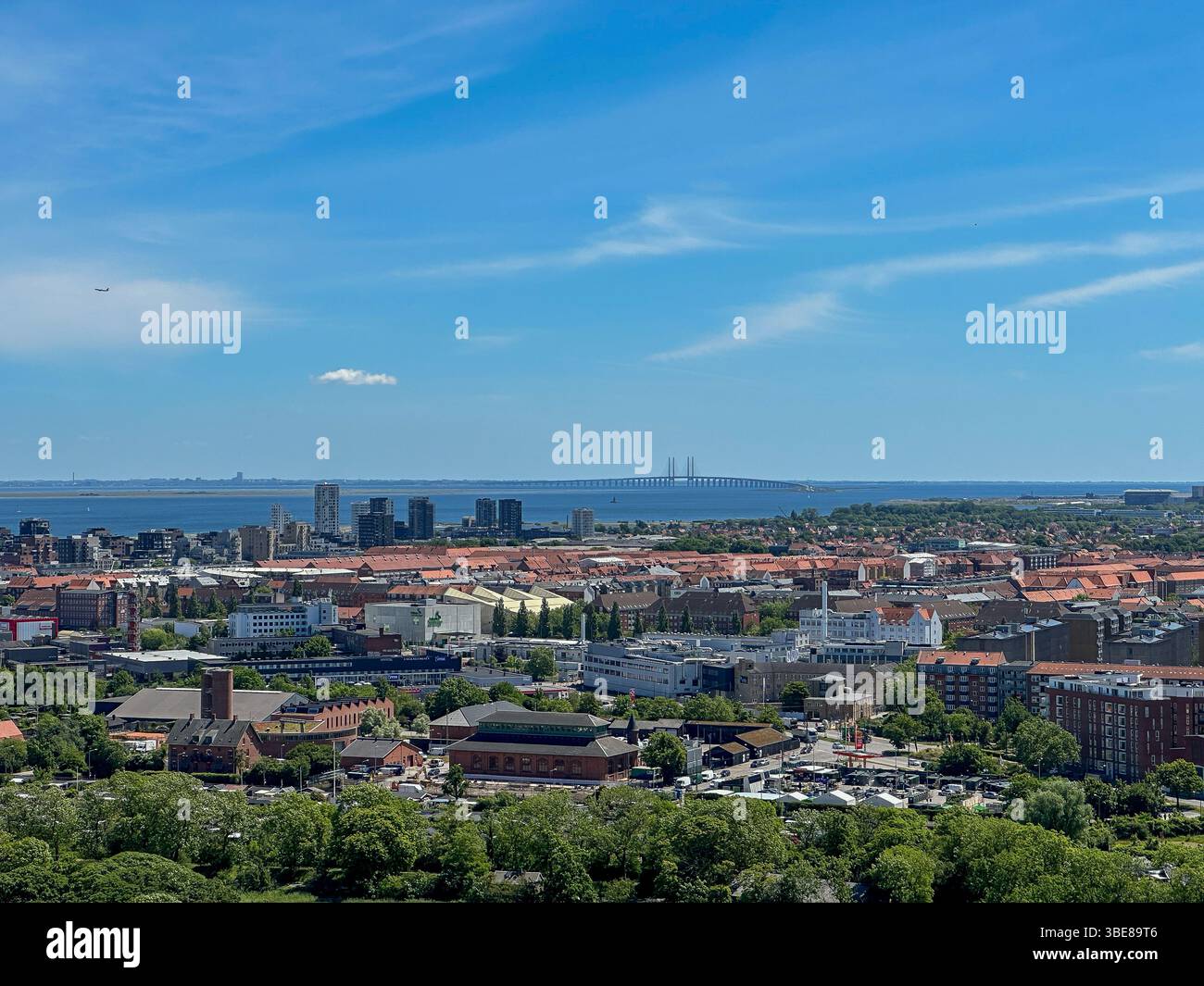 Panoramablick auf die Seen und moderne Skyline von Kopenhagen an einem Sommertag - Smartphone Captured Stock Image