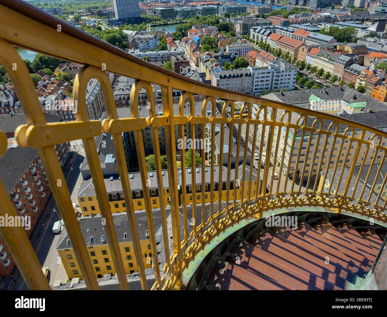 Turmspitze der Erlöserkirche mit goldener Christusstatue in Kopenhagen, Dänemark - Smartphone Captured Stock Image