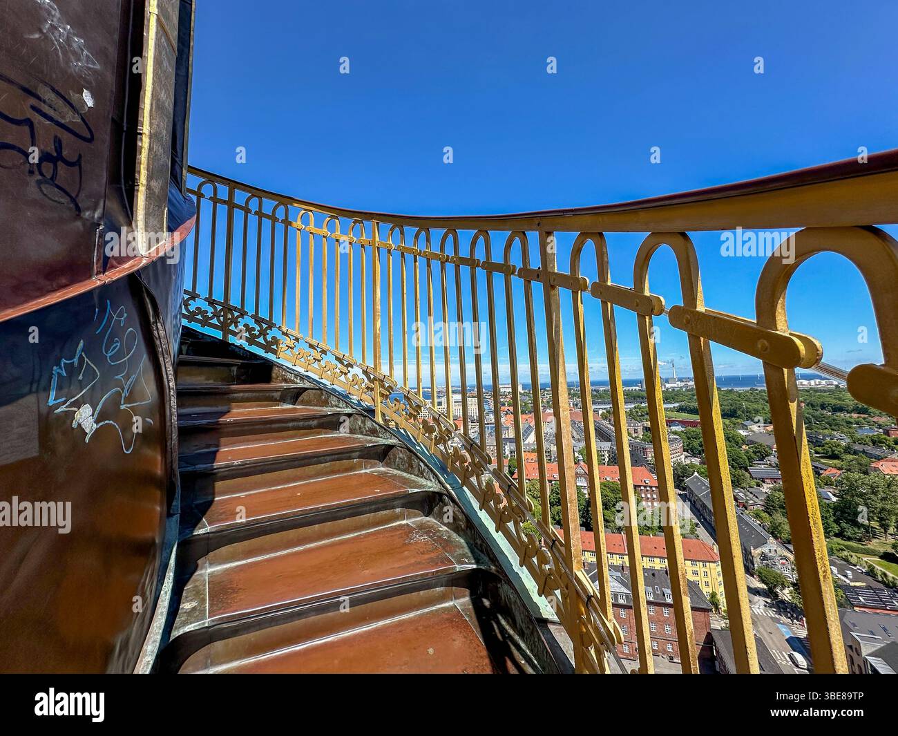 Turmspitze der Erlöserkirche mit goldener Christusstatue in Kopenhagen, Dänemark - Smartphone Captured Stock Image