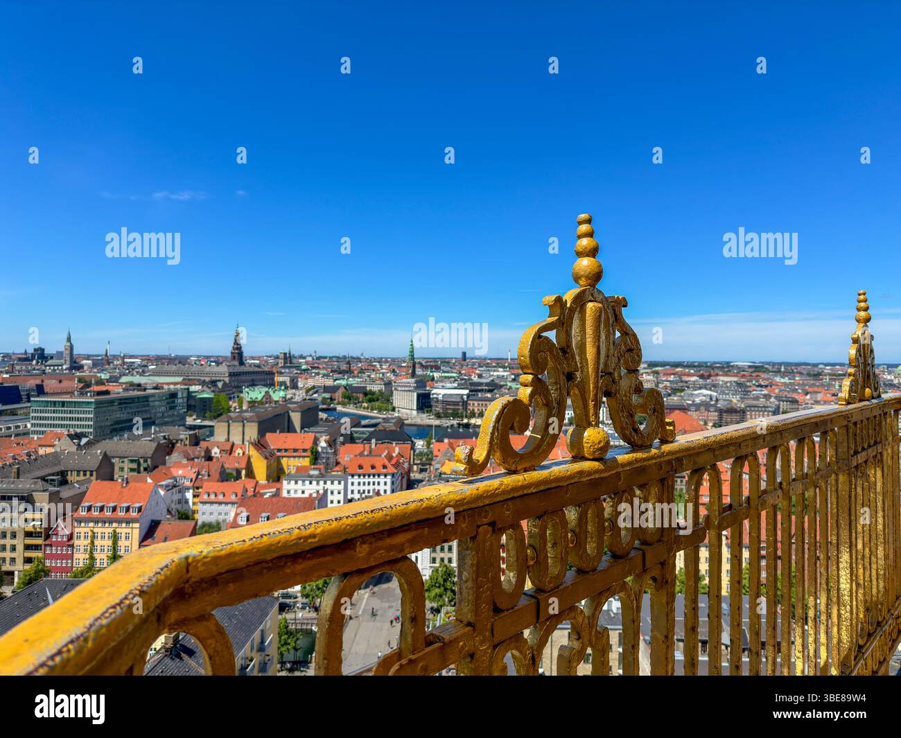 Turmspitze der Erlöserkirche mit goldener Christusstatue in Kopenhagen, Dänemark - Smartphone Captured Stock Image