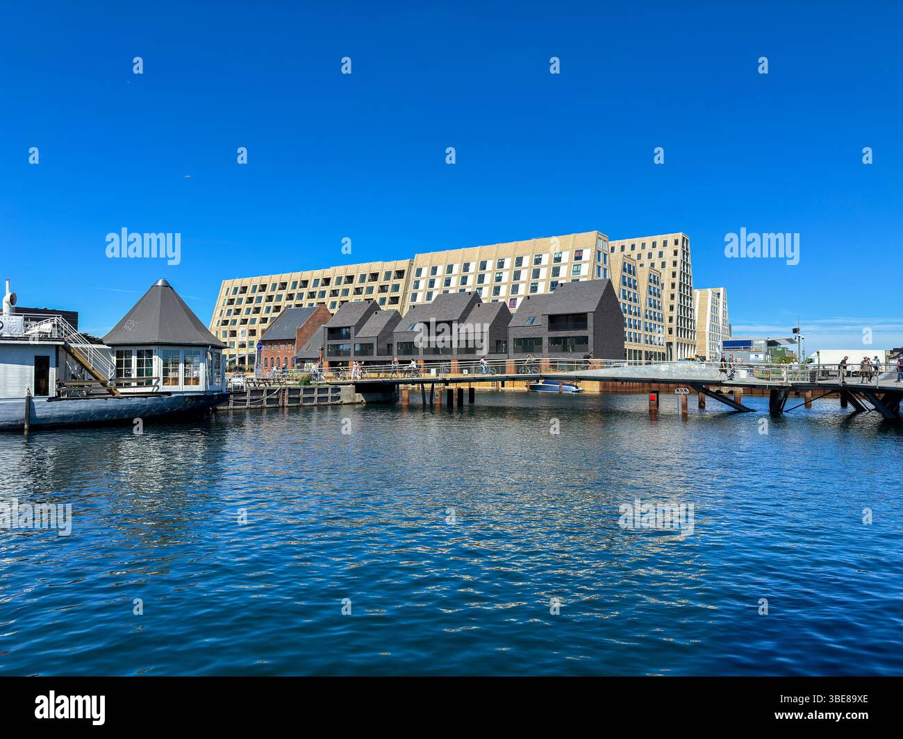 Blick auf den Christianshavns Kanal und moderne Architektur in Kopenhagen, Dänemark - Smartphone Captured Stock Image