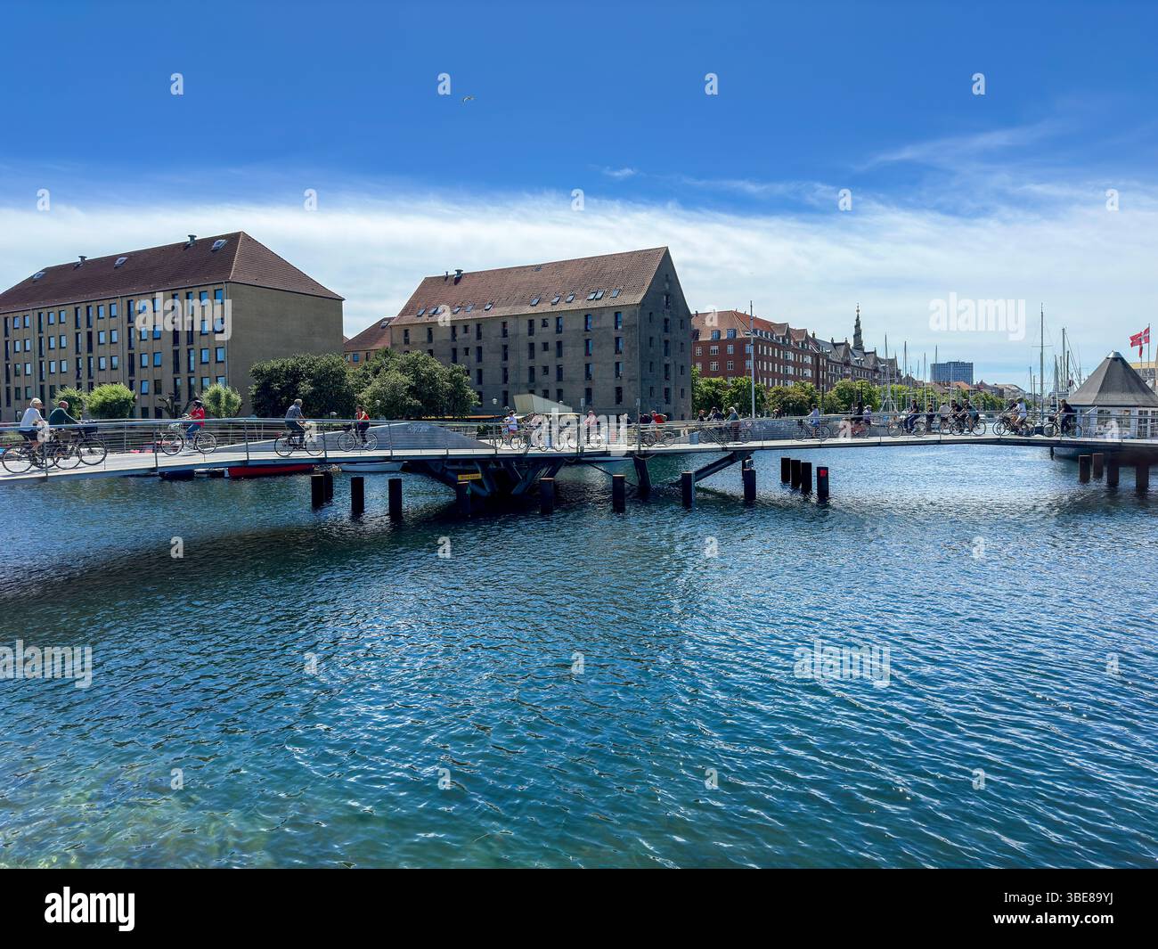 Blick auf den Christianshavns Kanal und moderne Architektur in Kopenhagen, Dänemark - Smartphone Captured Stock Image