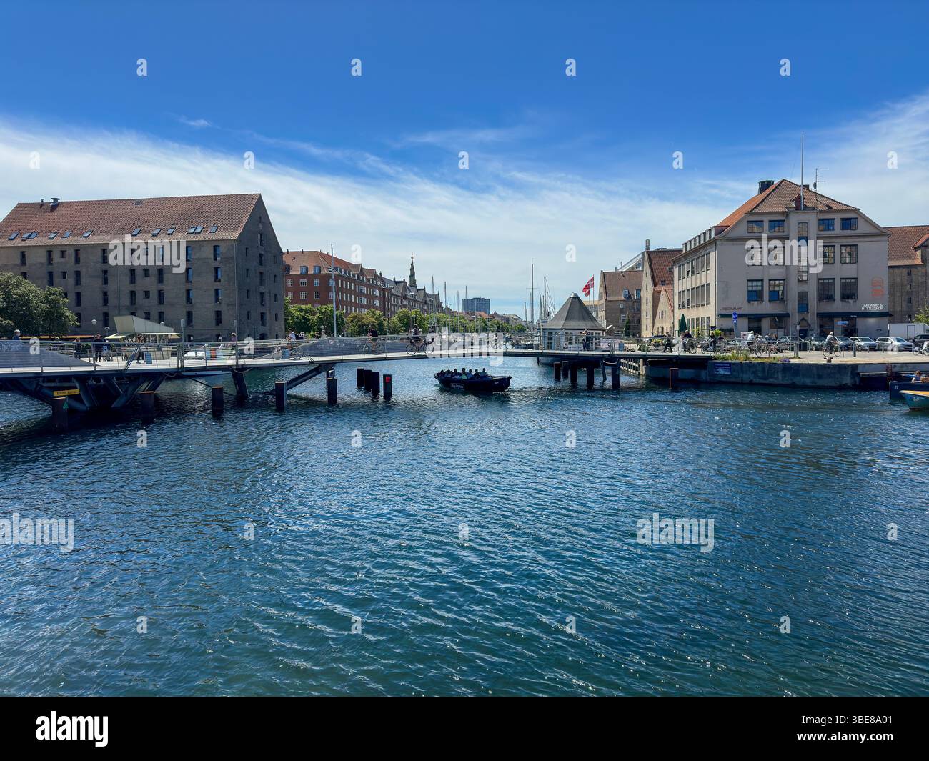 Blick auf den Christianshavns Kanal und moderne Architektur in Kopenhagen, Dänemark - Smartphone Captured Stock Image