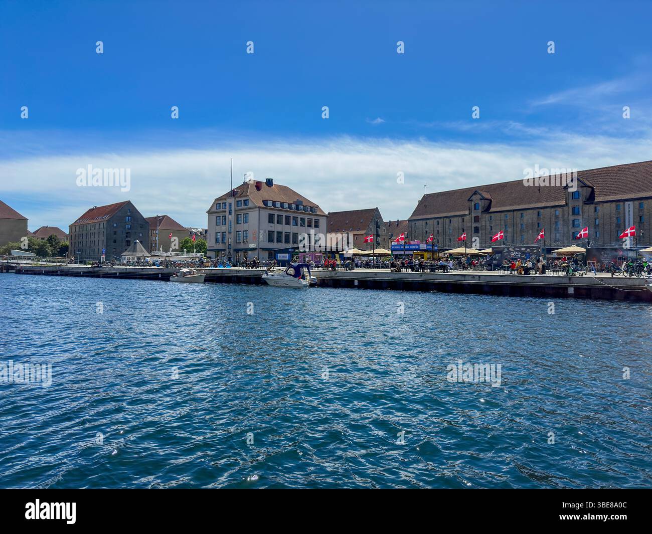 Blick auf den Christianshavns Kanal und moderne Architektur in Kopenhagen, Dänemark - Smartphone Captured Stock Image