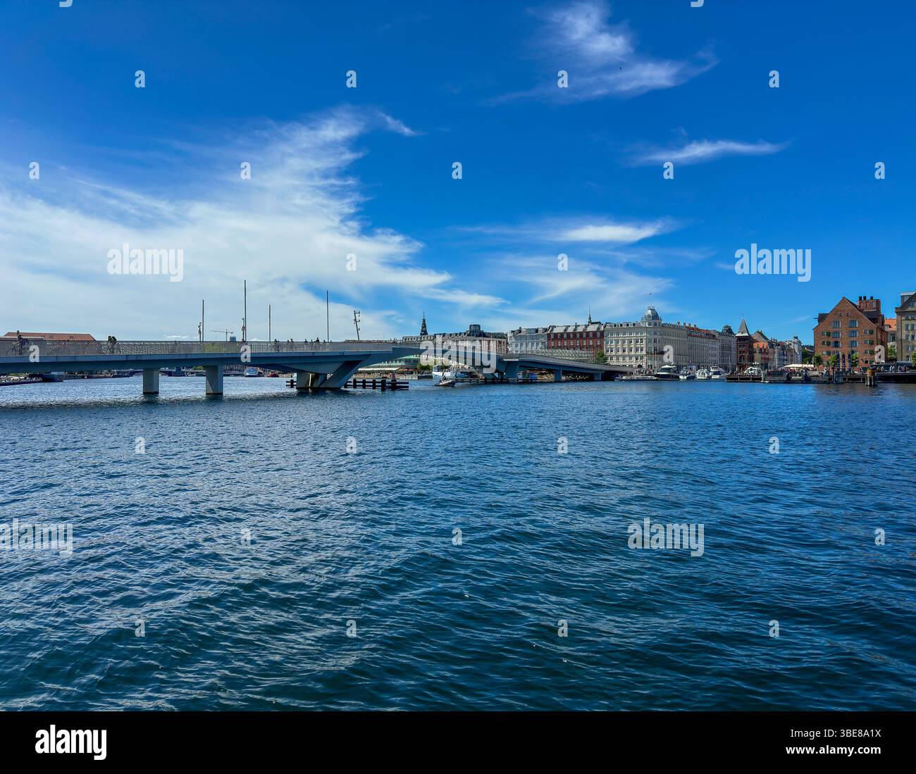 Blick auf den Christianshavns Kanal und moderne Architektur in Kopenhagen, Dänemark - Smartphone Captured Stock Image