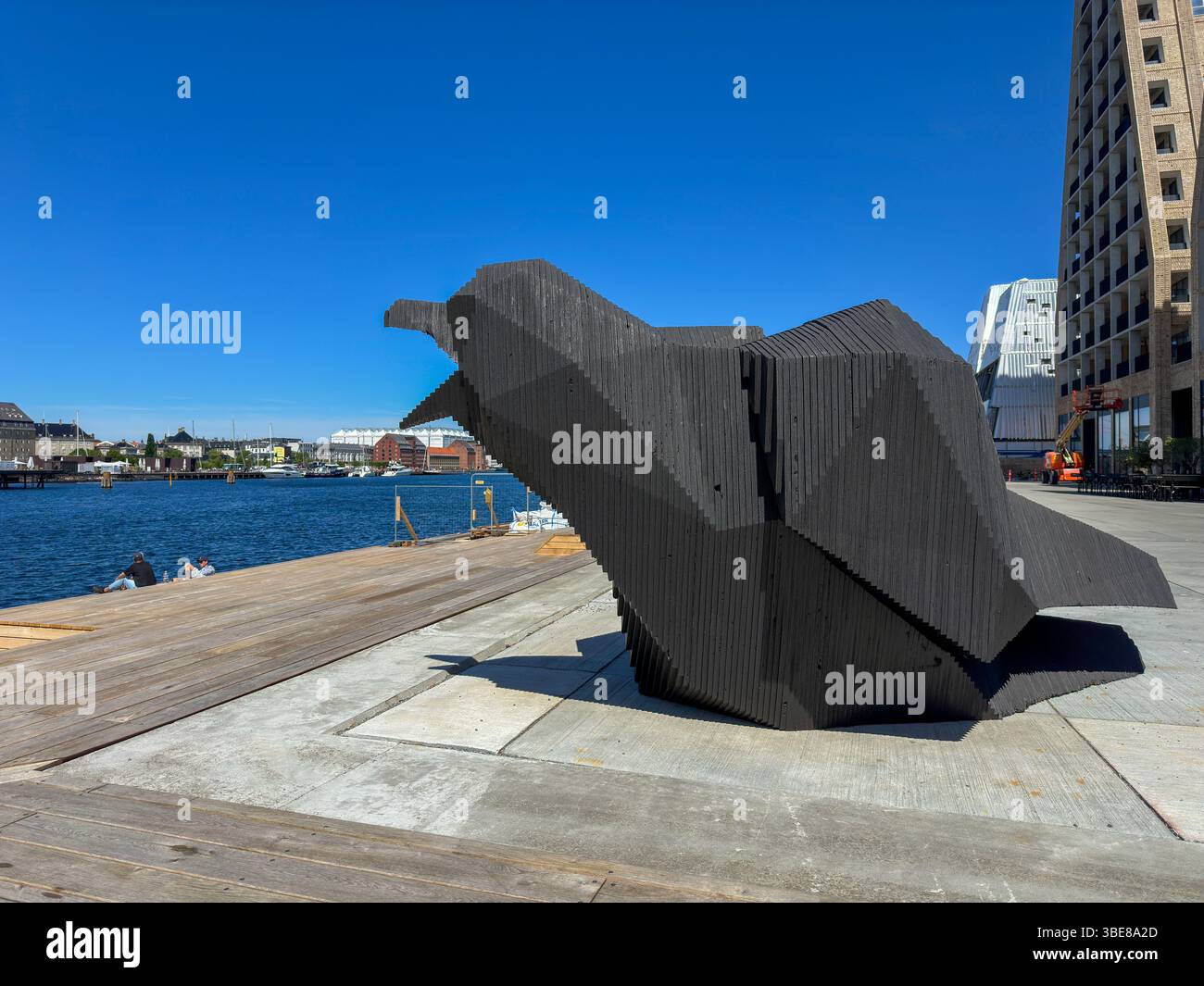Moderne Vogelskulptur am Hafen von Kopenhagen bei Sonnenschein - Smartphone Captured Stock Image
