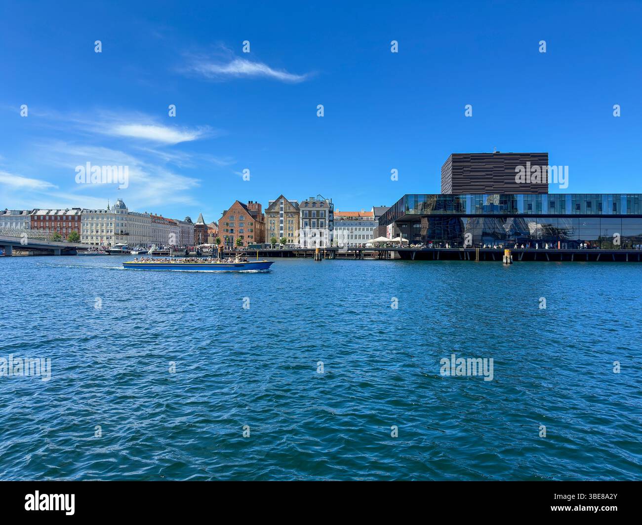 Blick auf den Christianshavns Kanal und moderne Architektur in Kopenhagen, Dänemark - Smartphone Captured Stock Image