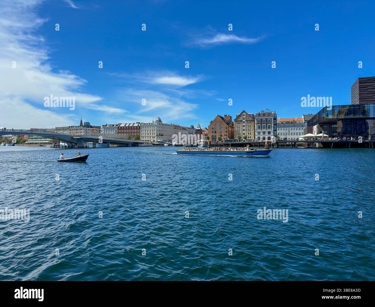 Blick auf den Christianshavns Kanal und moderne Architektur in Kopenhagen, Dänemark - Smartphone Captured Stock Image