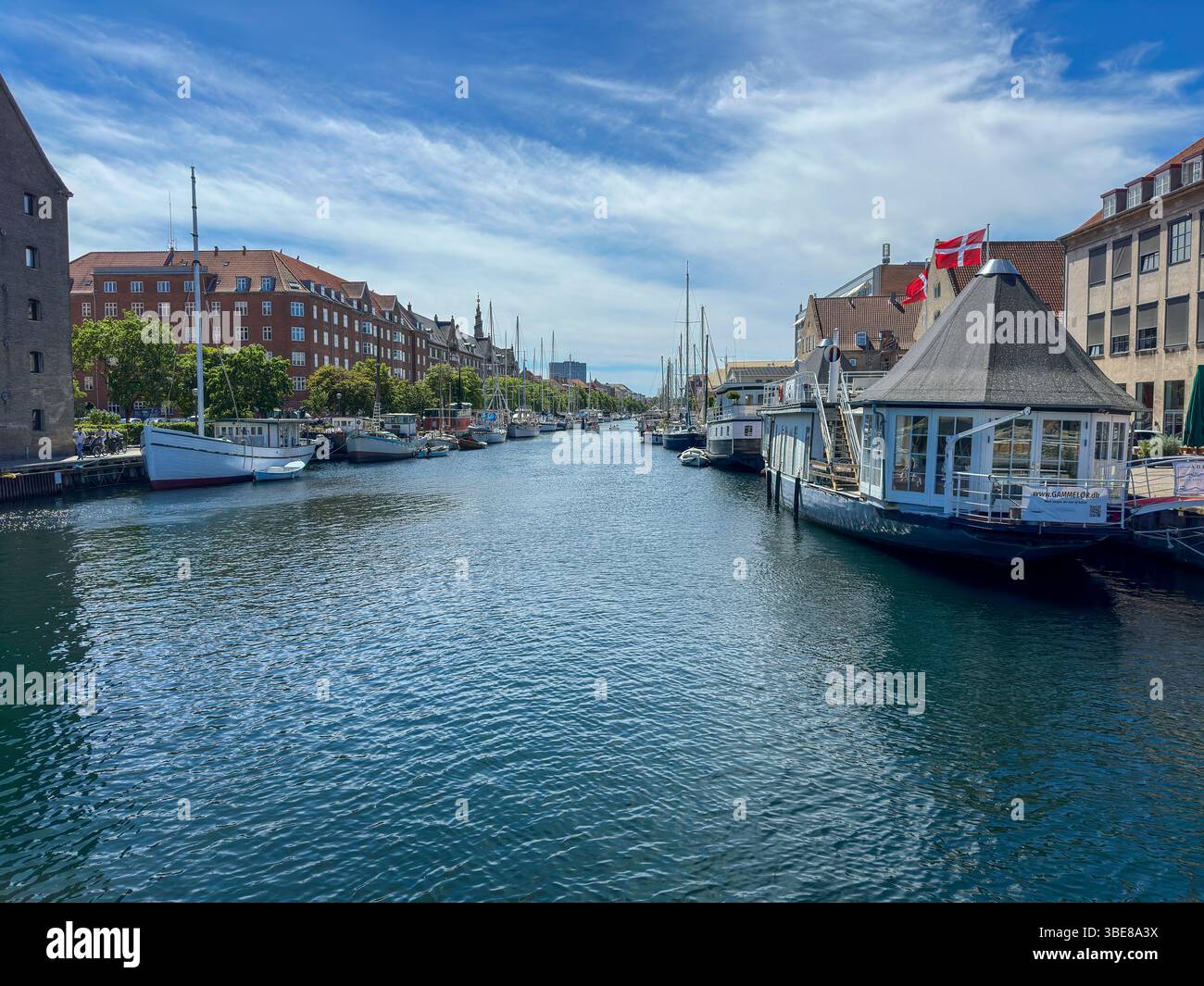 Blick auf den Christianshavns Kanal und moderne Architektur in Kopenhagen, Dänemark - Smartphone Captured Stock Image