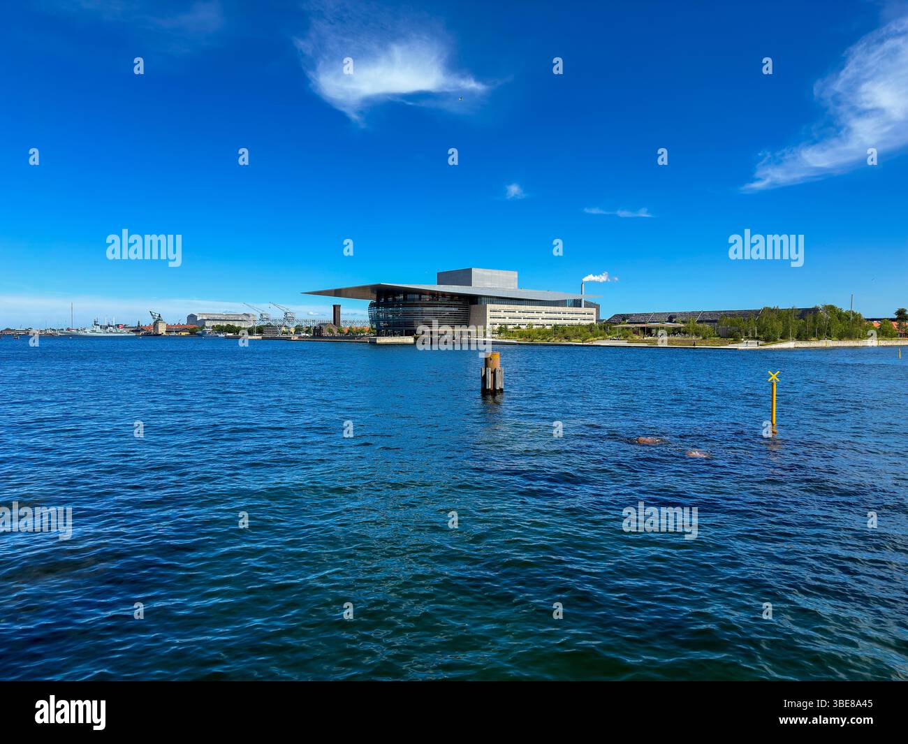 Blick auf den Christianshavns Kanal und moderne Architektur in Kopenhagen, Dänemark - Smartphone Captured Stock Image