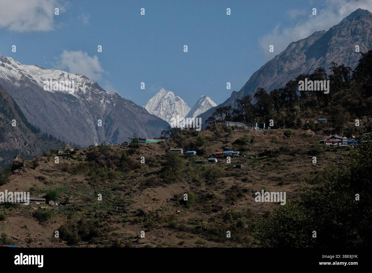 Peaks on the Tibetan border above Tatopani, seen from the Tamang Heritage Trail, Nepal Stock Photo
