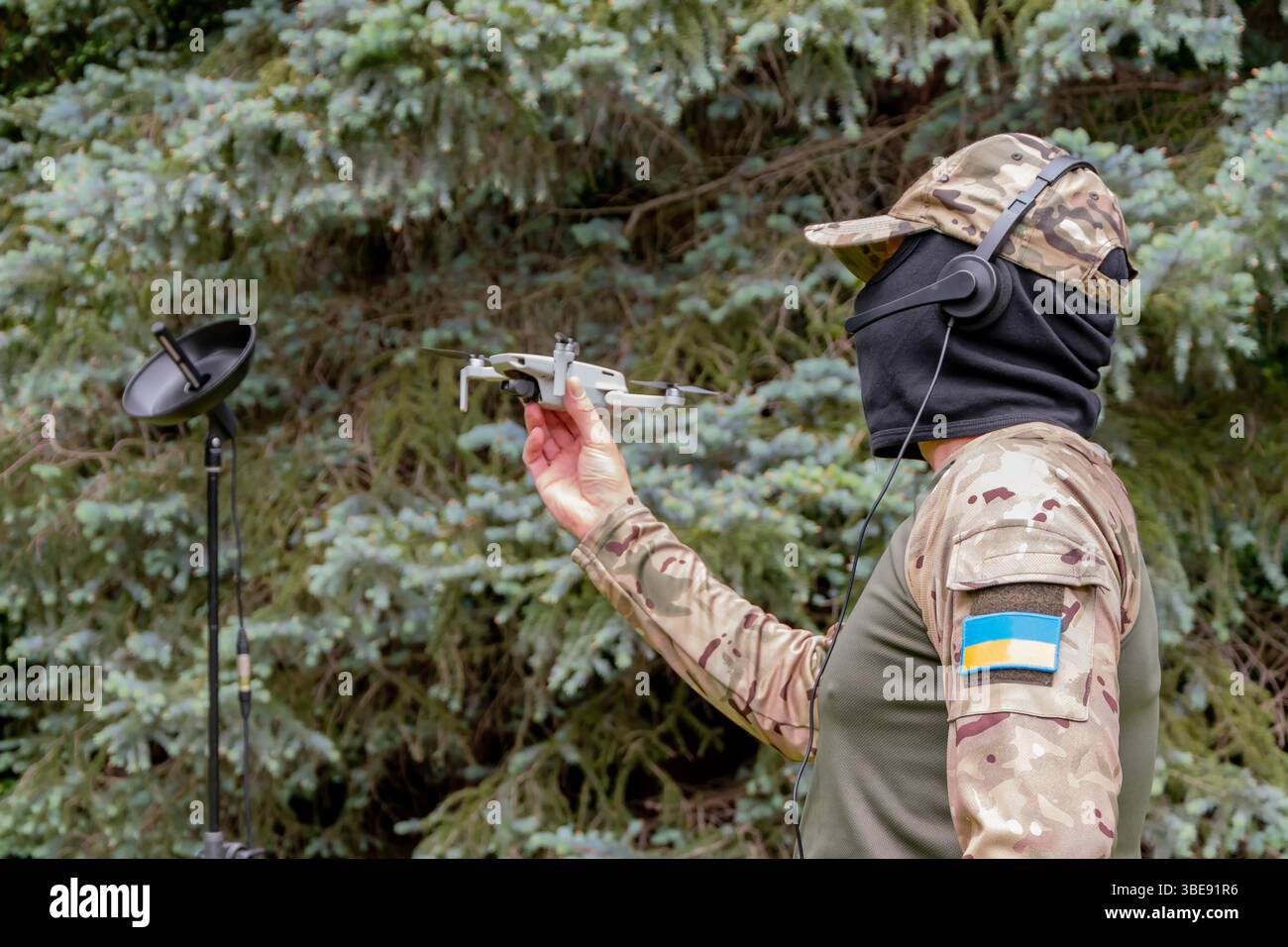 Signal Operator Combat Tactical satellite operator hi-res stock photography and images - Alamy