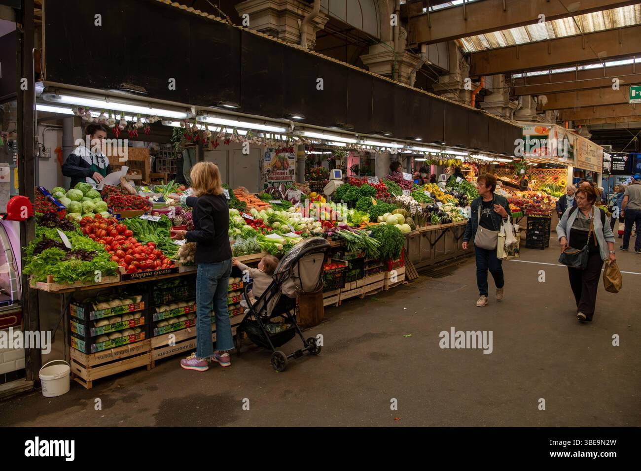 Italien, Genua, 14.05.2025 Der Mercato Orientale liegt an Genuas beliebter Flaniermeile Via XX Settembre. Er ist in den Gemaeuern eines nie fertiggestellten Klosters aus dem 17. Jahrhundert untergebracht. Er dient seit 1899 als oeffentlicher Markt mit Staenden und Geschaeften. Foto: In der Markthalle bieten zahlreiche Staende und Theken kulinarische Kuestlichkeiten an Mercato Orientale *** Italy, Genoa, 14 05 2025 The Mercato Orientale is located on Genoas popular promenade Via XX Settembre It is housed in the walls of an unfinished 17th century monastery It has served as a public market with Stock Photo